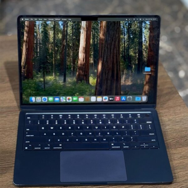 MacBook Air M2 2022 8GB RAM 256GB SSD (Silver)