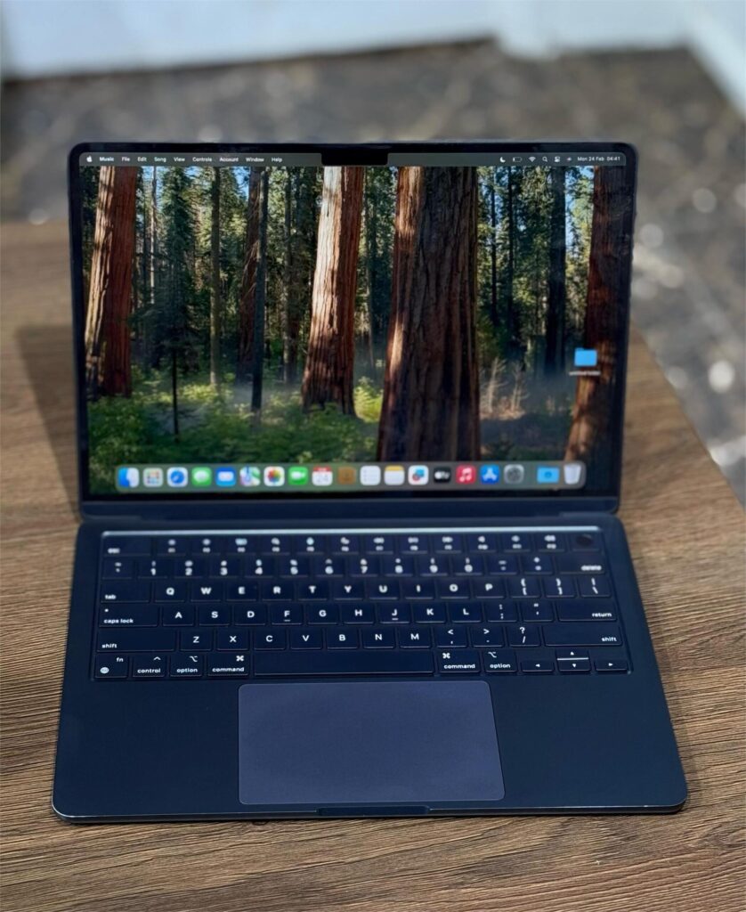 MacBook Air M2 2022 8GB RAM 256GB SSD (Silver)